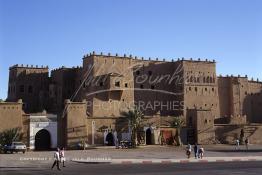 Image du Maroc Professionnelle de  La Kasbah de Taourirt fut édifiée au 17ème siècle par la tribu des Glaoui, située sur une colline au centre urbain de la ville d'Ouarzazate, cette remarquable ancienne bâtisse en pisé parfaitement conservée est l'une des plus belles constructions architecturales de la ville. La Kasbah qui ressemble à un grand château de sable incrusté dans le désert, fait partie du circuit touristique, elle a été classé Patrimoine Mondiale de l’Unesco. Ce véritable joyau de Ouarzazate permet au visiteur de découvrir l’intérieur d’une ksar où résident souvent la population berbères du sud du Maroc. Photo datant du Samedi 23 Août 1997. (Photo / Abdeljalil Bounhar) 